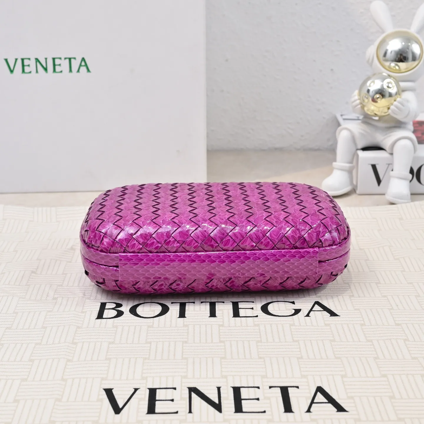Batch 1860 #BV Knot snakeskin woven evening bag series 🐍 Fashion choice Rare snakeskin bags are full of charm 🌟Using snakeskin pattern woven with knot buckle, the unique texture makes you feel a different kind of refinement and elegance when you touch it 🎀 Its luster is low-key and luxurious, whether it is in the sun or under the light, it can reflect the charming colors 🌈 Holding it in your hand or hanging on your wrist will make you look more elegant and charming✨✨ Model: 717622 Size: 20x12x5.5